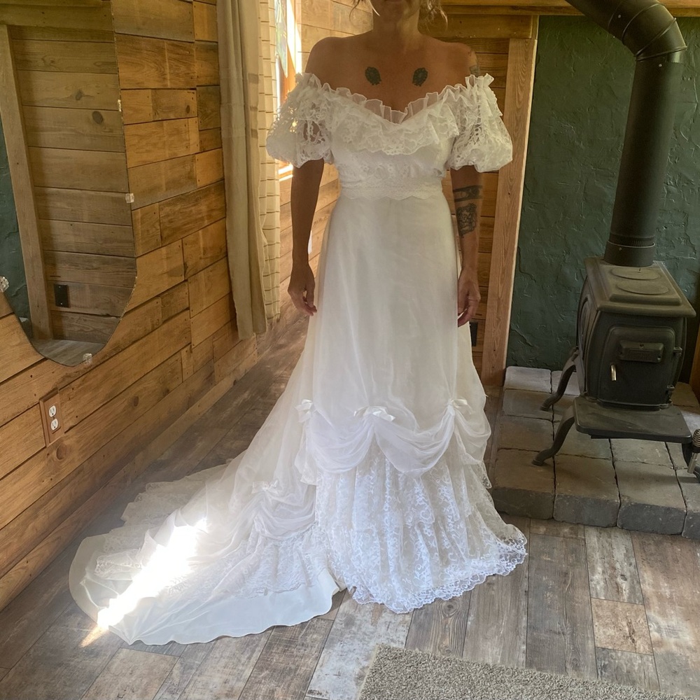 Wedding Gown Vintage Handmade White Lace Size Six Wedding Dress